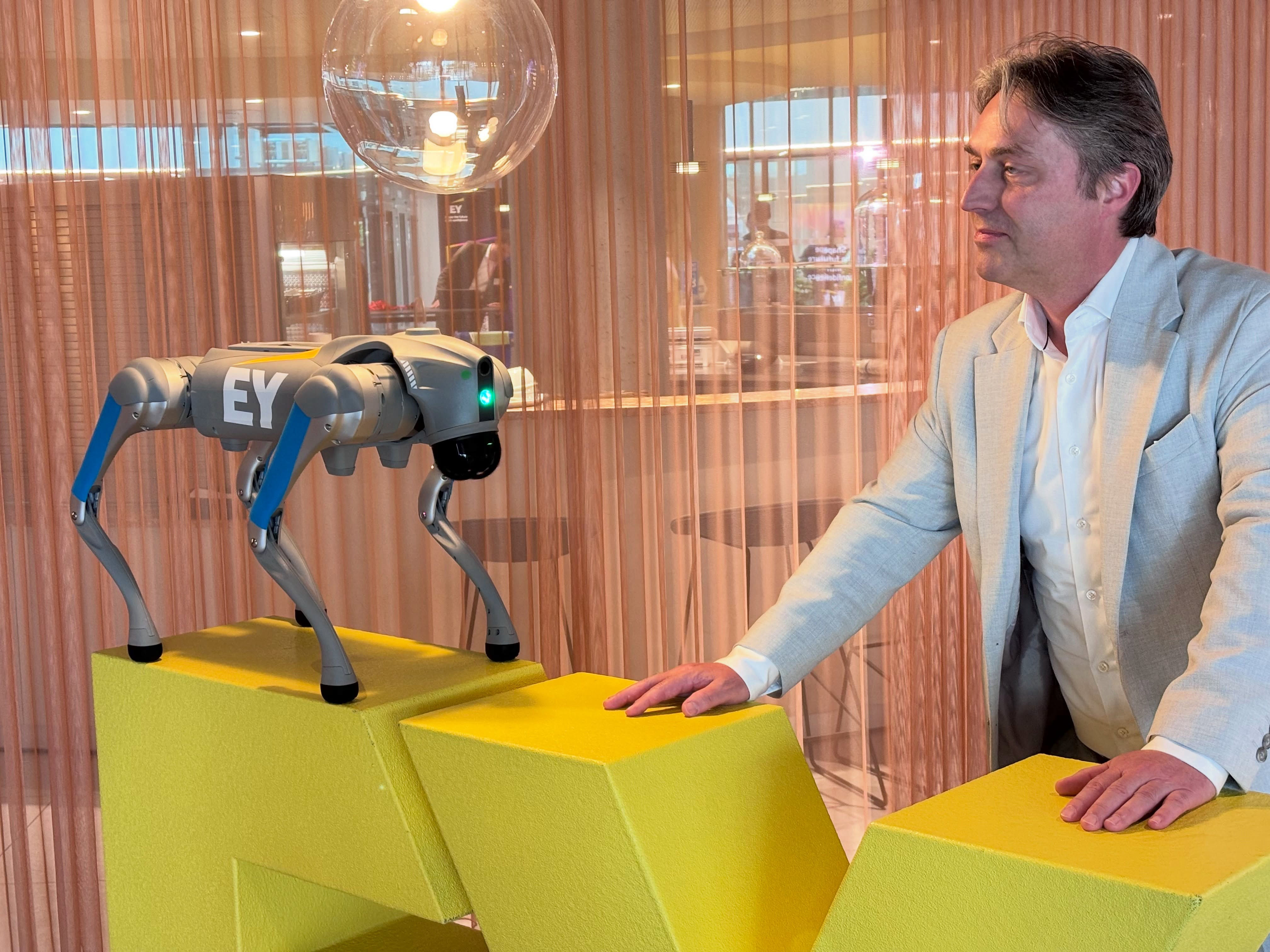 Robothond Bas op de foto met de CEO van Ernest & Young