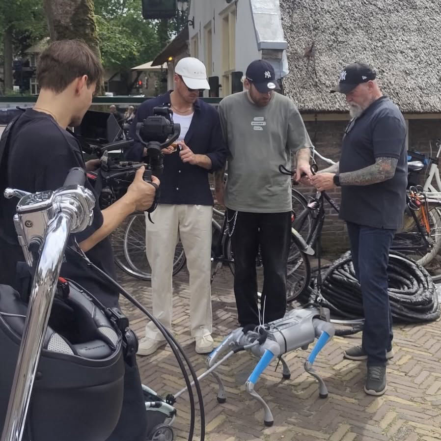 Robothond Dorus op de set van StukTV