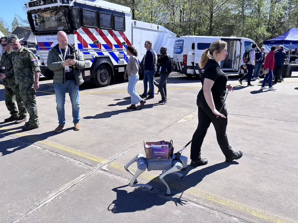 robot hond huren voor beurs